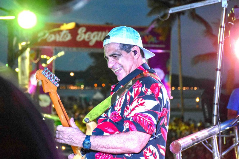 Foto: Durval Lelys, um dos maiores intérpretes do axé music da Bahia, levantou a multidão na Passarela Descobrimento, no último dia de folia