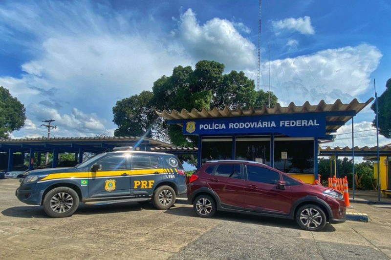 Foto: Divulgação - Carro de luxo roubado é apreendido durante fiscalização da PRF na BR-101 em Eunápolis