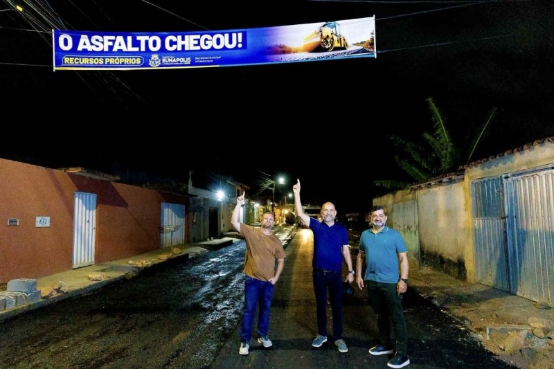 Foto: Divulgação - Obra da Prefeitura: moradores comemoram serviço de drenagem e asfalto na Rua Chade, em Eunápolis