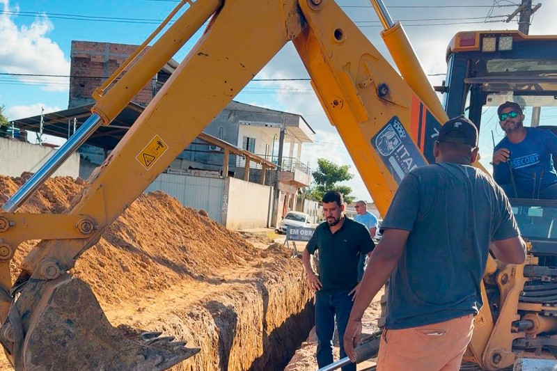 Foto: Divulgação - Prefeito Ricardo Flauzino acompanha obras de manilhamento e pavimentação na Rua Ayrton Sena