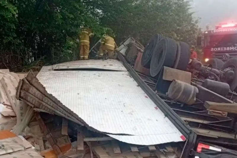 Foto: Divulgação - Motorista morre após caminhão tombar e espalhar carga de móveis na BR-101 em Itabela
