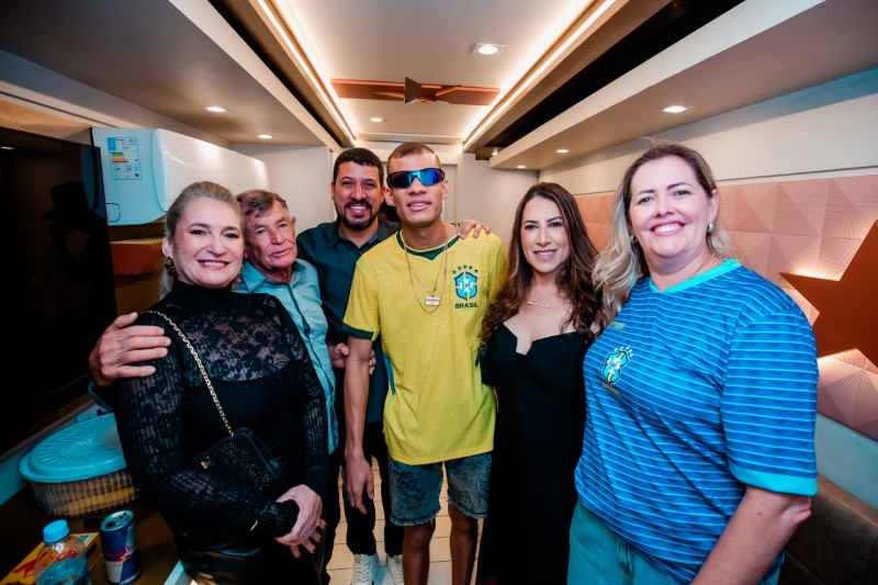Foto: Divulgação - Prefeito Flauzino, ao lado da deputada Cláudia Oliveira, prestigia shows que marcaram os 37 anos de Itabela