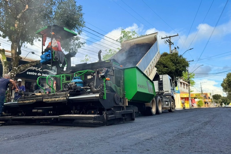 Foto: Divulgação - Avenida Rui Barbosa começa a receber asfalto no Centro de Eunápolis