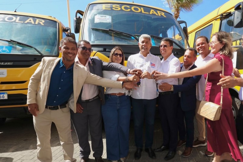 Foto: Divulgação - Prefeito Flauzino e deputada Cláudia Oliveira recebem novo ônibus escolar do governador Jerônimo para Itabela