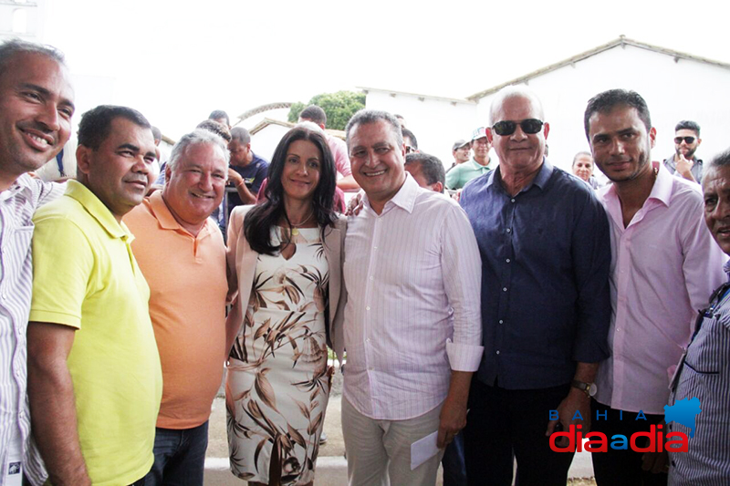Prefeita Christine Pinto, ao lado do Governador Rui Costa, e correligionários, durante evento em Eunápolis. (Foto: Alex Gonçalves/BAHIA DIA A DIA) 