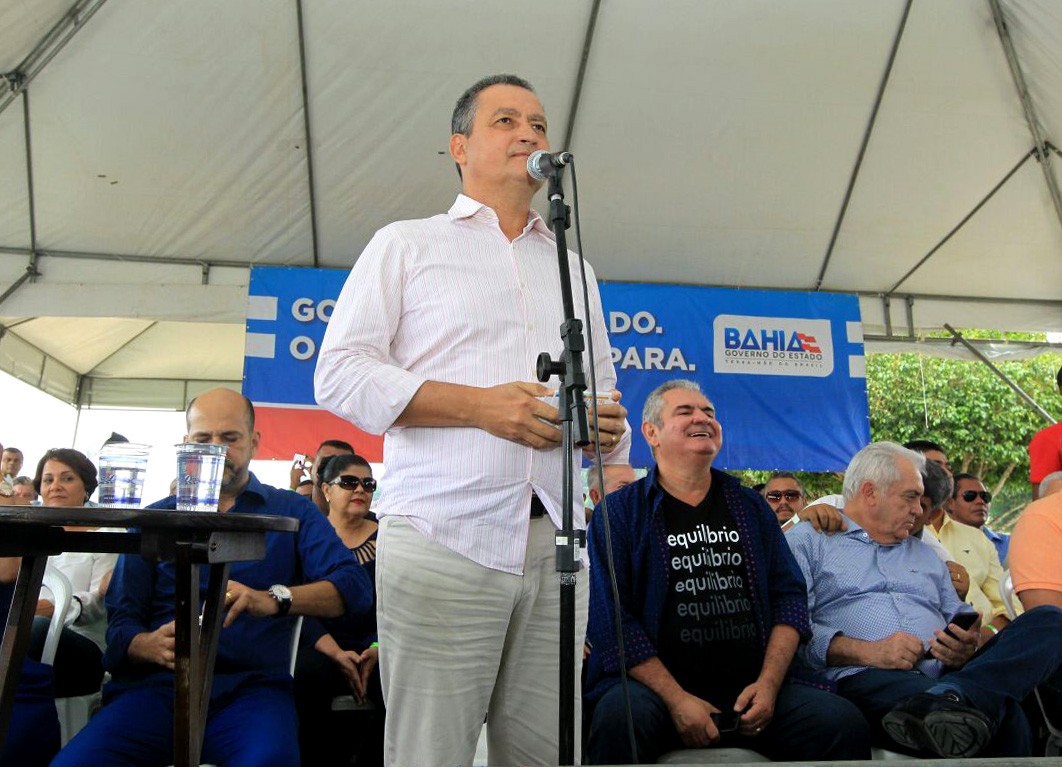 Rui Costa em assinatura da pavimenta��o da estrada da Col�nia. (Foto: Divulga��o)