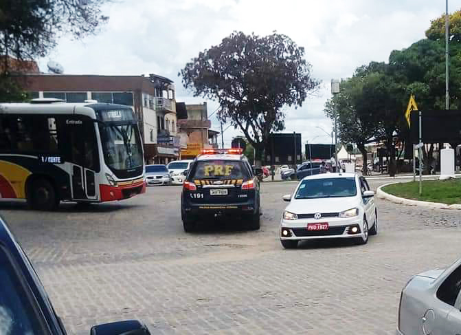Viatura da PRF ficou parada na contramão no trevo da cidade. (Foto: Reprodução/Whatsapp)