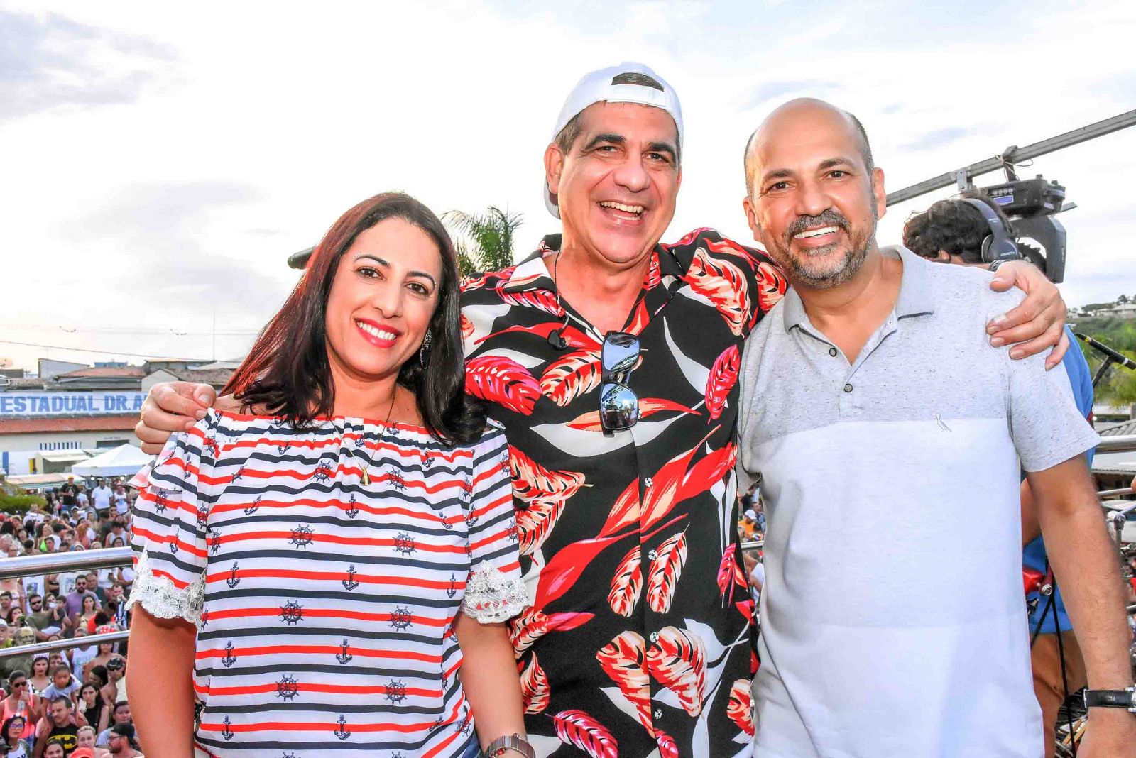 Prefeita de Porto Seguro, Cláudia Oliveira e seu marido, prefeito de Eunápolis, Robério Oliveira, ao lado do cantor, Durval Lelys. (Foto: Divulgação)