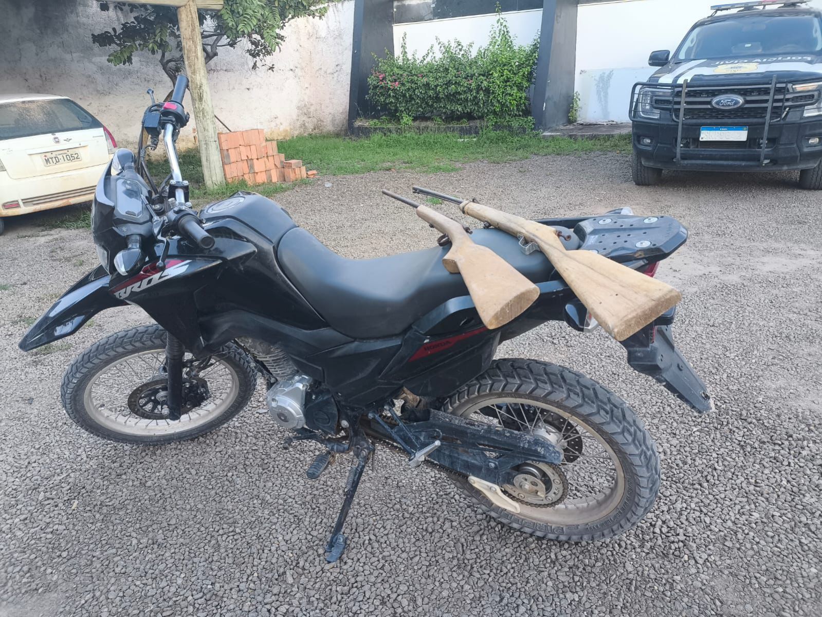 Polícia Militar realiza ações e apreende veículos adulterados e armas em Itabela Polícia Militar realiza ações e apreende veículos adulterados e armas em Itabela