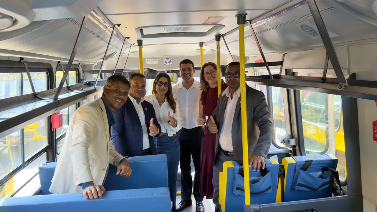 Prefeito Flauzino e deputada Cláudia Oliveira recebem novo ônibus escolar do governador Jerônimo para Itabela Prefeito Flauzino e deputada Cláudia Oliveira recebem novo ônibus escolar do governador Jerônimo para Itabela