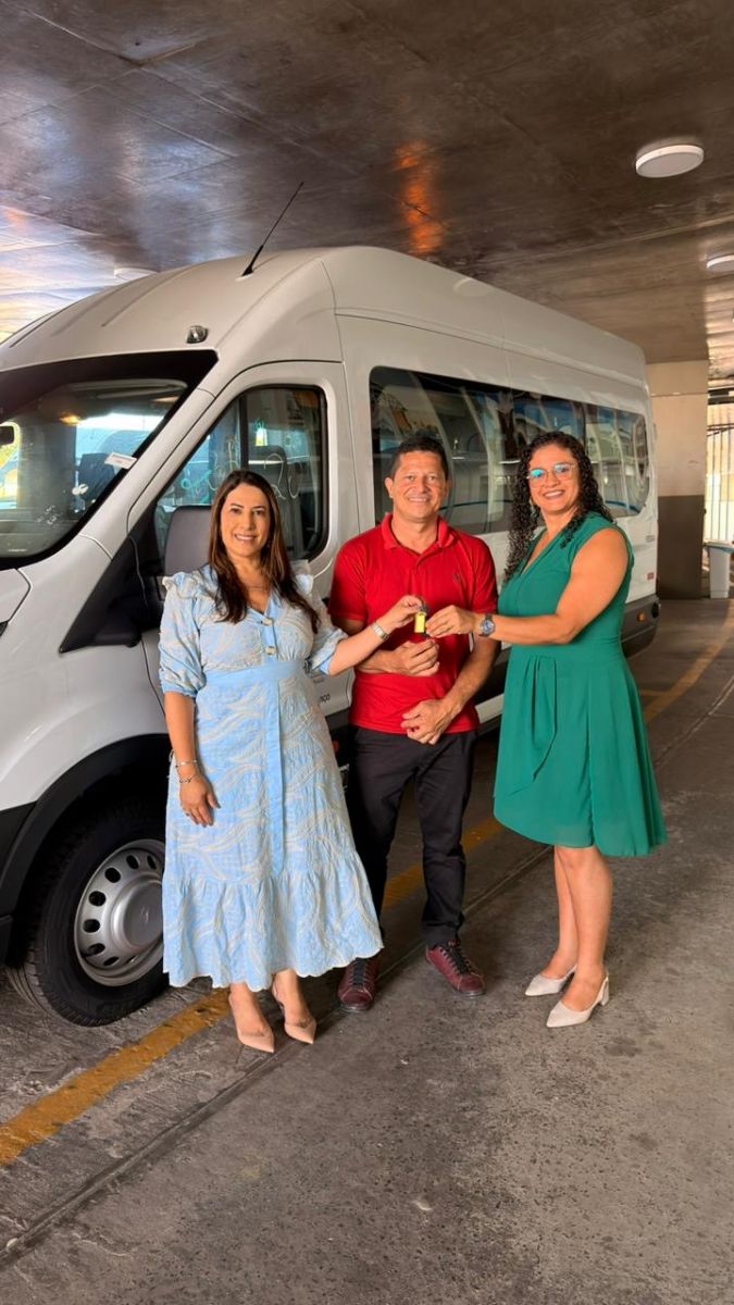 Deputada Cláudia Oliveira garante nova Van para o TFD em Itapebi e reforça compromisso com a saúde Deputada Cláudia Oliveira garante nova Van para o TFD em Itapebi e reforça compromisso com a saúde