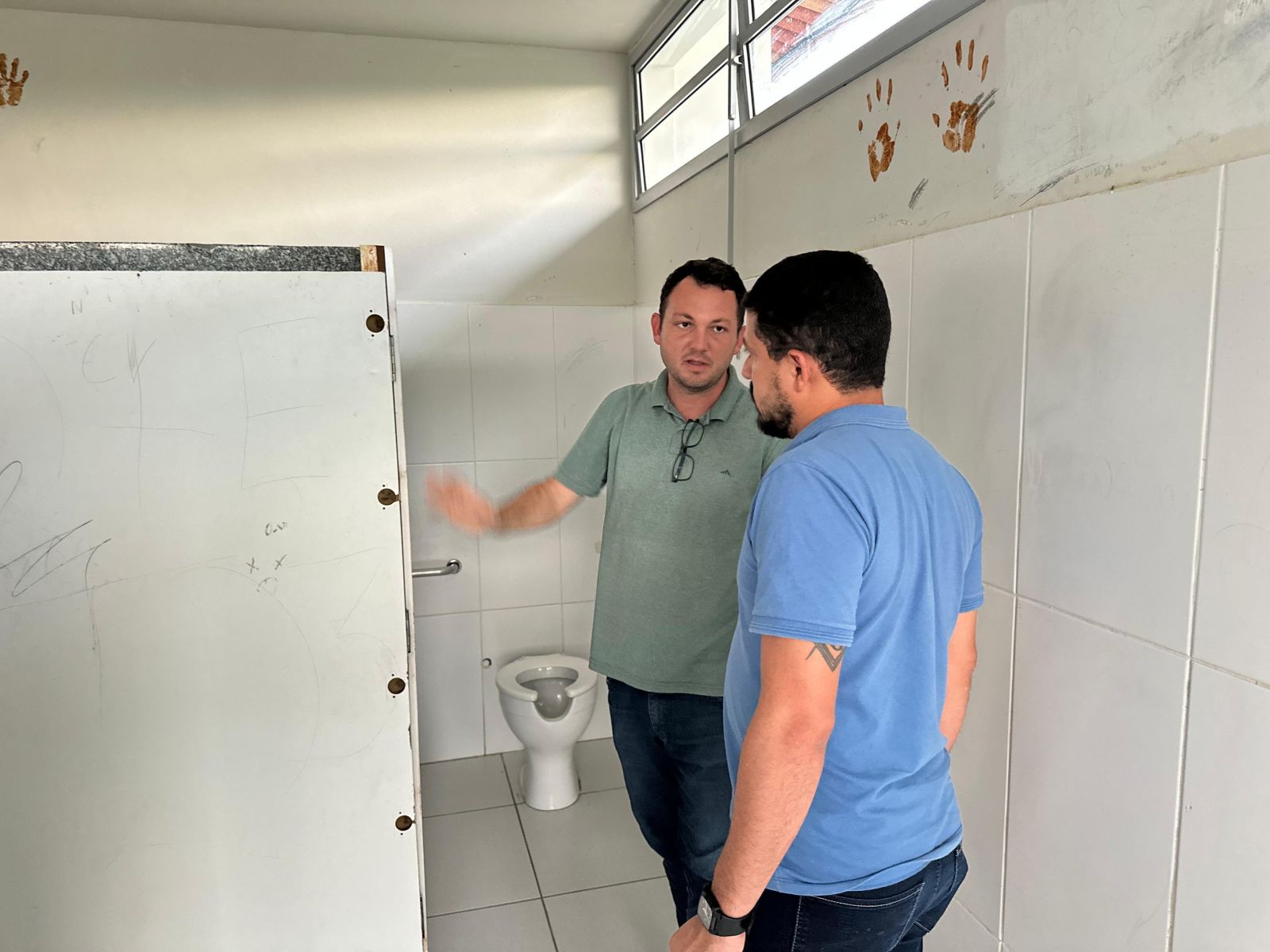 Prefeito visita escolas em Monte Pascoal e anuncia reparos nas unidades após atos de vandalismo Prefeito visita escolas em Monte Pascoal e anuncia reparos nas unidades após atos de vandalismo