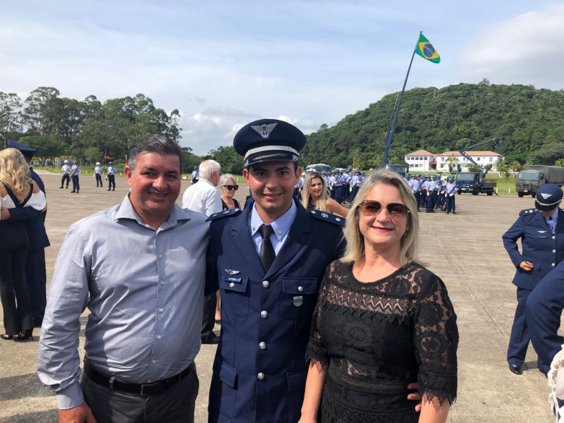 Hugo, ao lado dos pais Manoel Carneiro Filho e Suziane Francisqueto Carneiro. (Foto: Divulgação) Hugo, ao lado dos pais Manoel Carneiro Filho e Suziane Francisqueto Carneiro. (Foto: Divulgação)