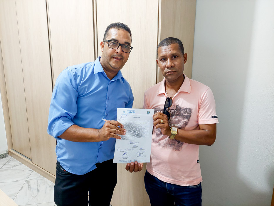 Presidente da casa legislativa de Itabela, Ademilson Eugênio, da posse ao vereador suplente Eronildo Divino. (Foto: Divulgação)