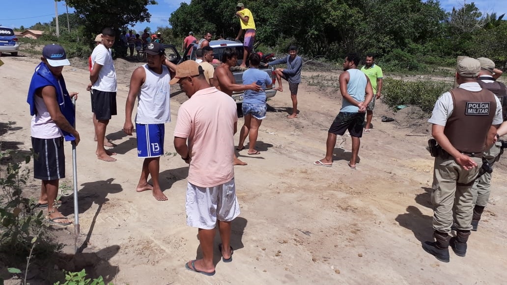 Estrada foi fechada por moradores que alegavam isolamento contra o coronavírus. (Foto: BAHIA DIA A DIA)