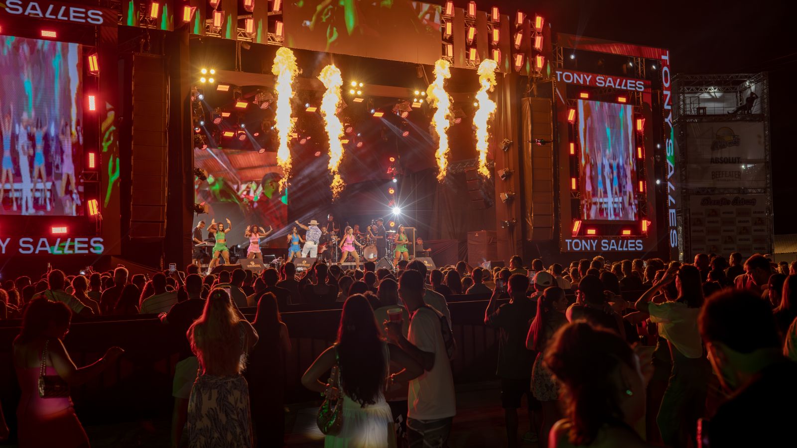 Ax� e romantismo marcaram a primeira noite do R�veillon Ax� Moi