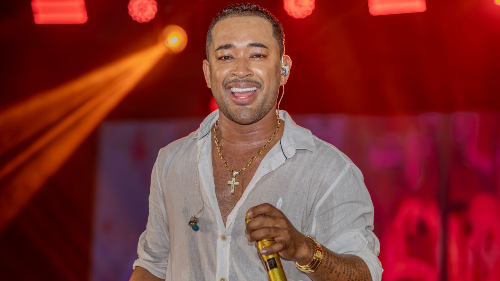 Segunda noite do R�veillon Ax� Moi faz p�blico cantar e dan�ar