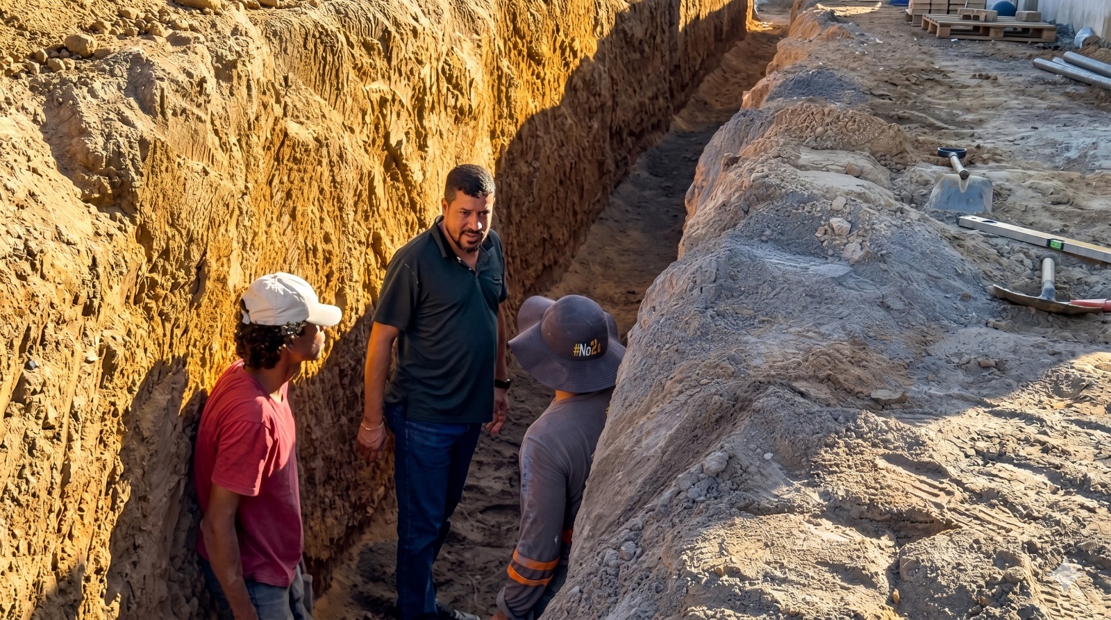Prefeito Ricardo Flauzino acompanha obras de manilhamento e pavimentação na Rua Ayrton Sena Prefeito Ricardo Flauzino acompanha obras de manilhamento e pavimentação na Rua Ayrton Sena