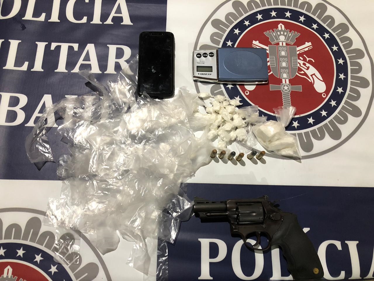 Polícia prende suspeito com arma e drogas em Itabela. (Foto: BAHIA DIA A DIA)