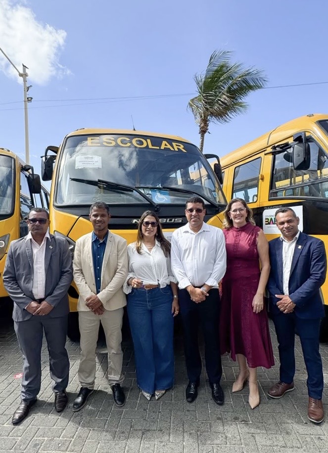 Deputada Cláudia Oliveira viabiliza ônibus escolares para Eunápolis, Itabela e Guaratinga Deputada Cláudia Oliveira viabiliza ônibus escolares para Eunápolis, Itabela e Guaratinga