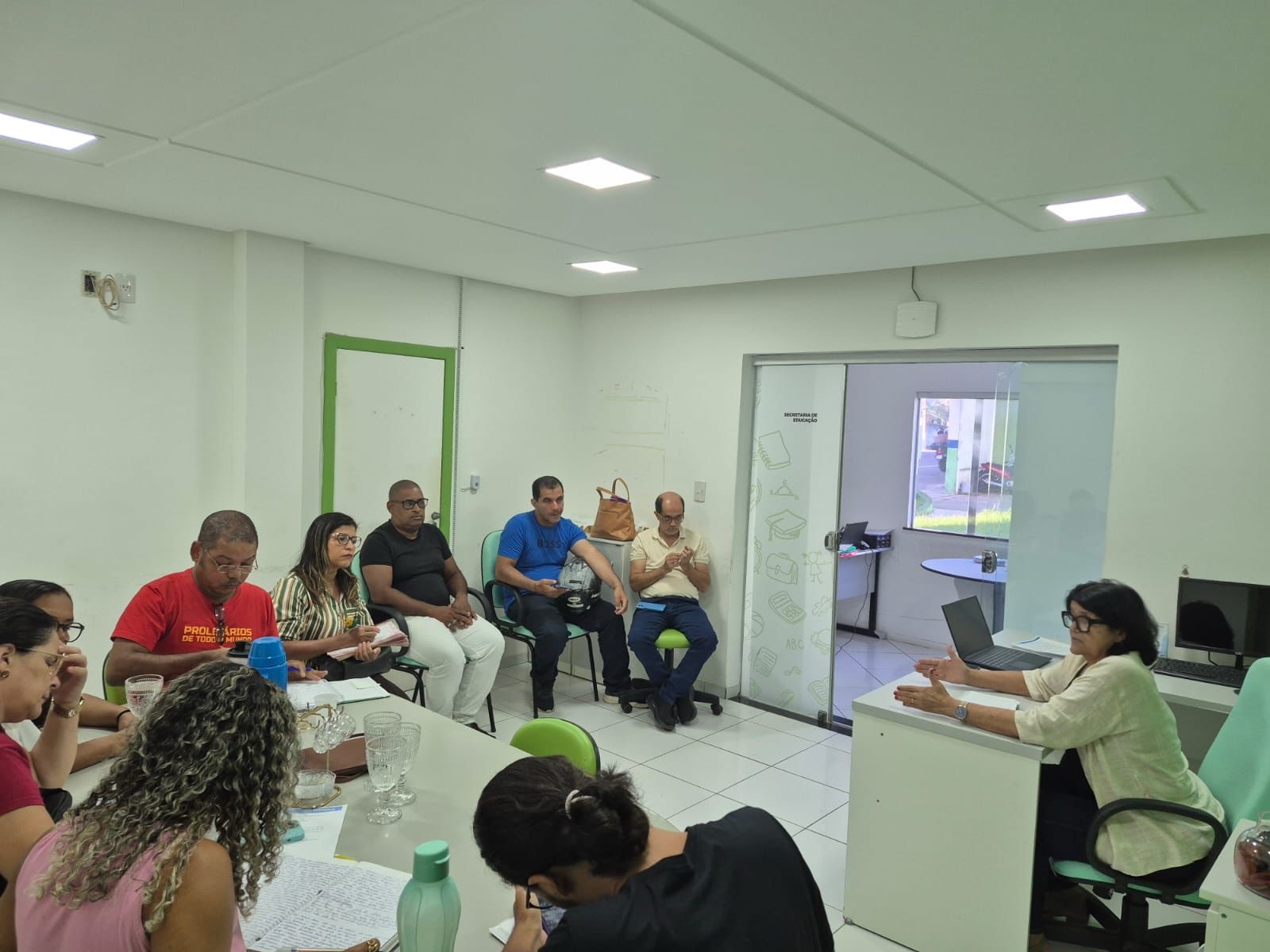 Prefeitura de Eunápolis reforça diálogo com APLB e garante reajuste de 5,4% com pagamento retroativo aos professores Prefeitura de Eunápolis reforça diálogo com APLB e garante reajuste de 5,4% com pagamento retroativo aos professores