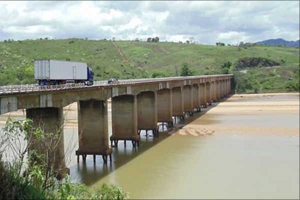 Governo confirma liberação da ponte do Jequitinhonha para ônibus e caminhões até dia (15) Governo confirma liberação da ponte do Jequitinhonha para ônibus e caminhões até dia (15)