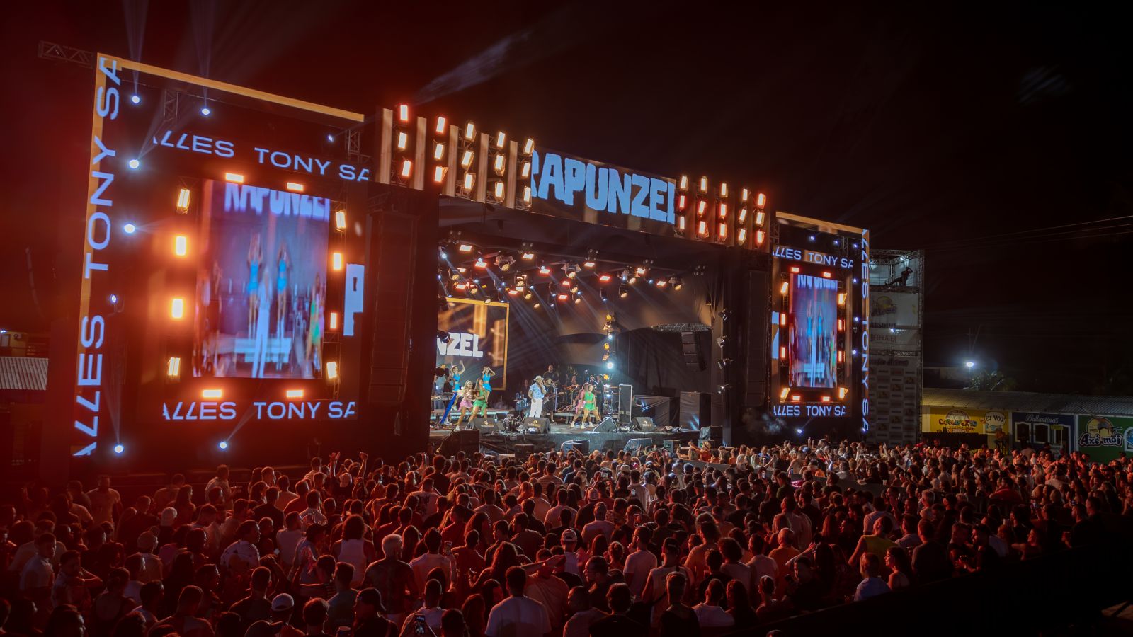 Ax� e romantismo marcaram a primeira noite do R�veillon Ax� Moi