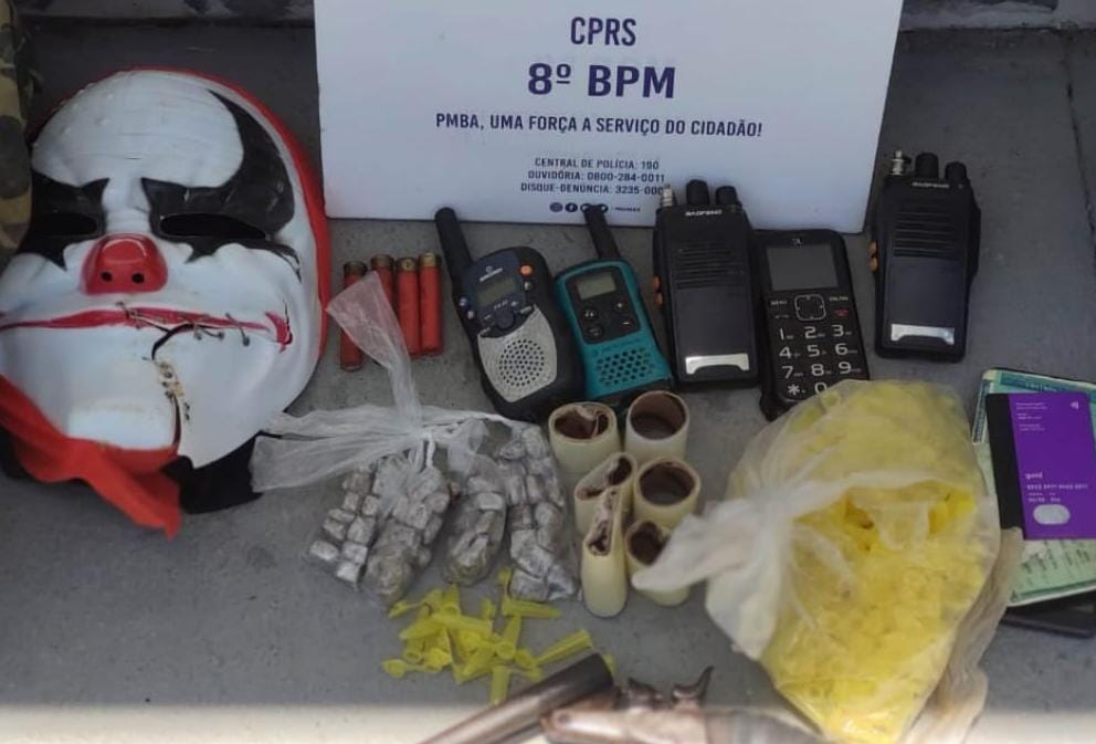 Com os suspeitos foram encontrados um revólver, rádios comunicadores e uma máscara de palhaço |  Foto: Divulgação SSP