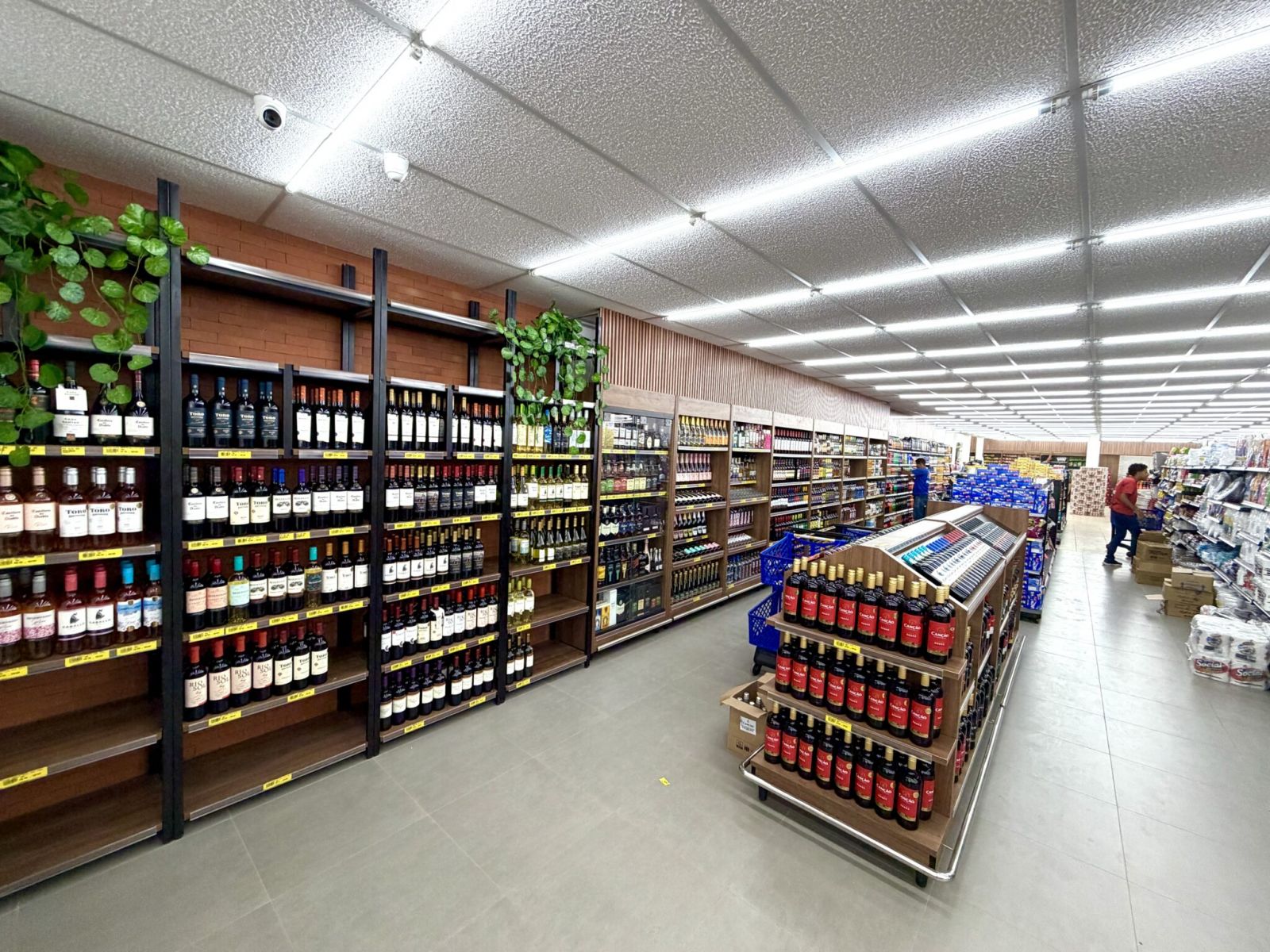 Cabrlia Supermercados reinaugura loja em Itabela e inicia nova fase de modernizao