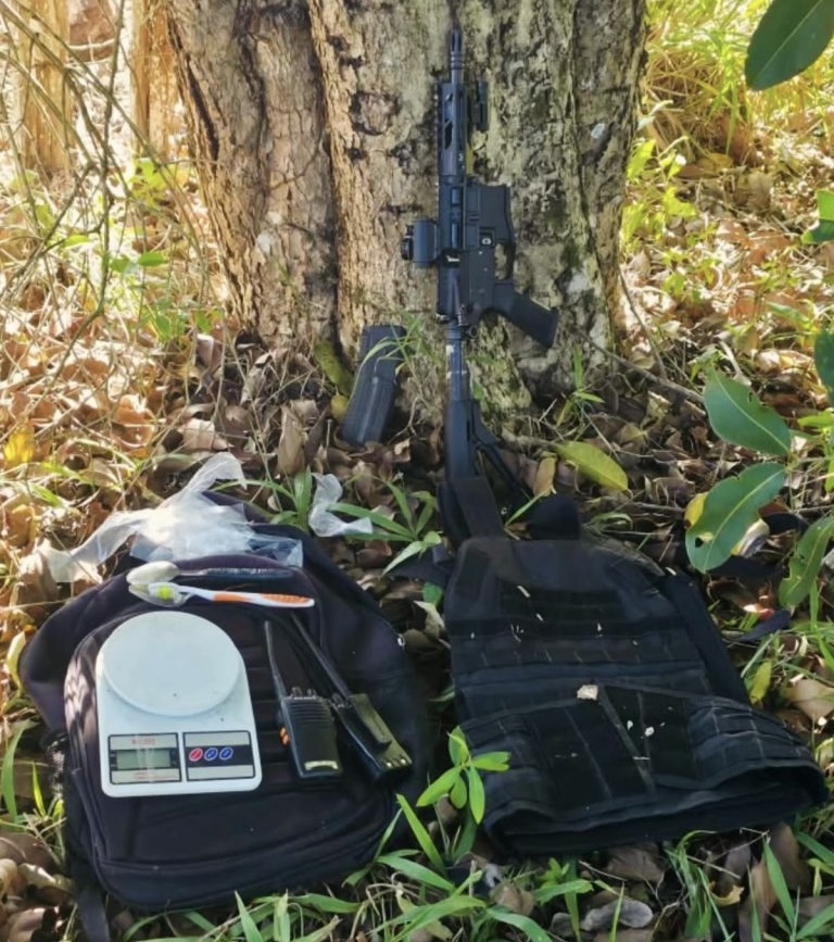 Pol�cia Militar apreende fuzil e equipamentos durante a��o policial em Itabela