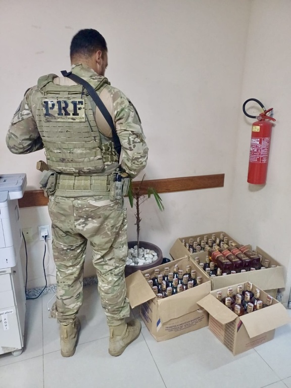 PRF apreende 90 garrafas de whisky com indícios de falsificação na BR-101 em Eunápolis PRF apreende 90 garrafas de whisky com indícios de falsificação na BR-101 em Eunápolis