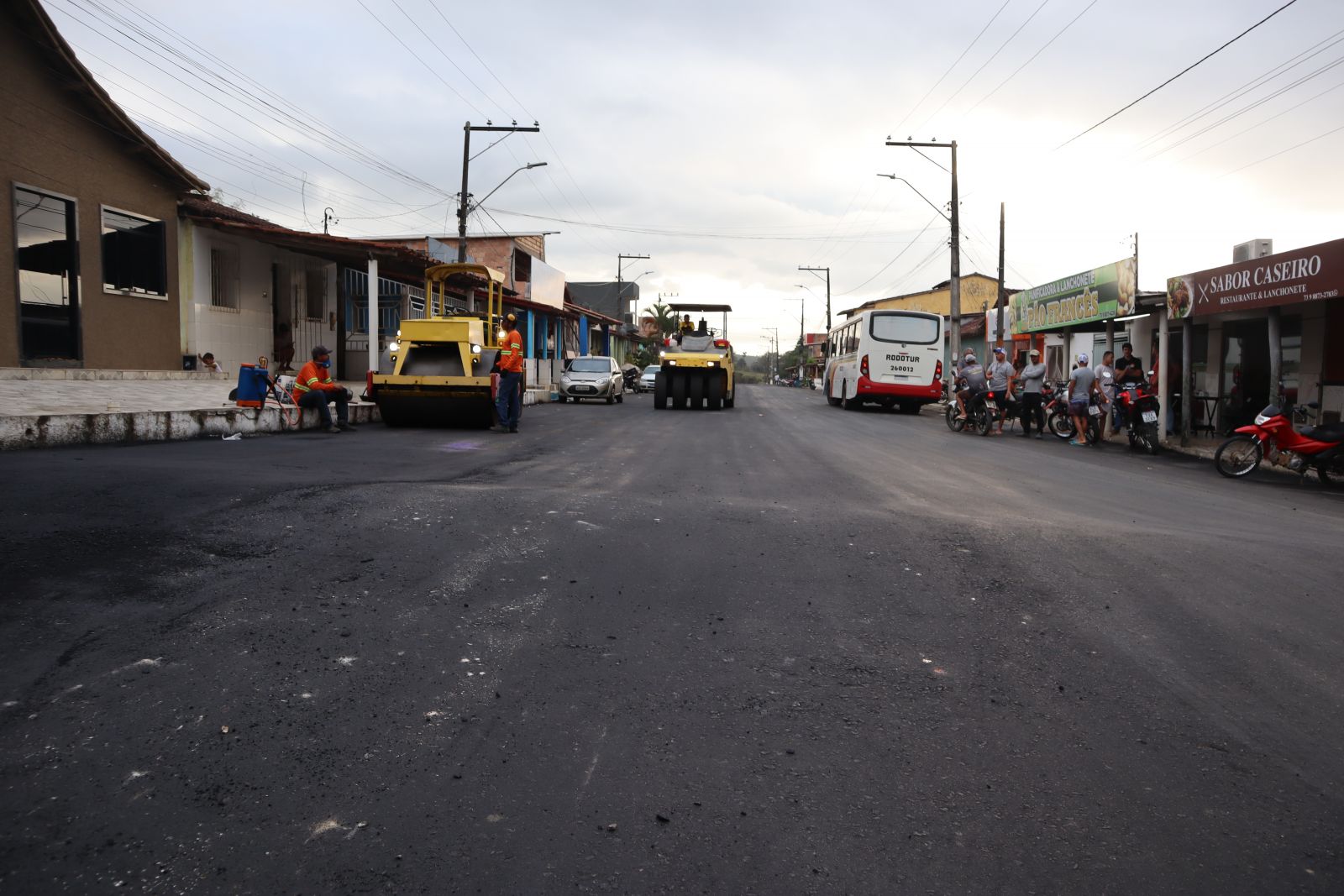 Prefeito Flauzino acompanha pavimenta��o asf�ltica em Monte Pascoal e comemora realiza��o de antigo sonho dos moradores. (Foto: Divulgal��o)