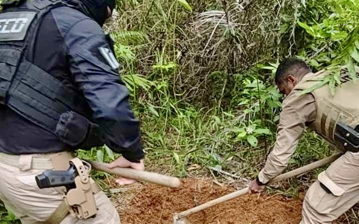 Cemitério ilegal usado por facção para esconder corpos é descoberto em Itabela Cemitério ilegal usado por facção para esconder corpos é descoberto em Itabela