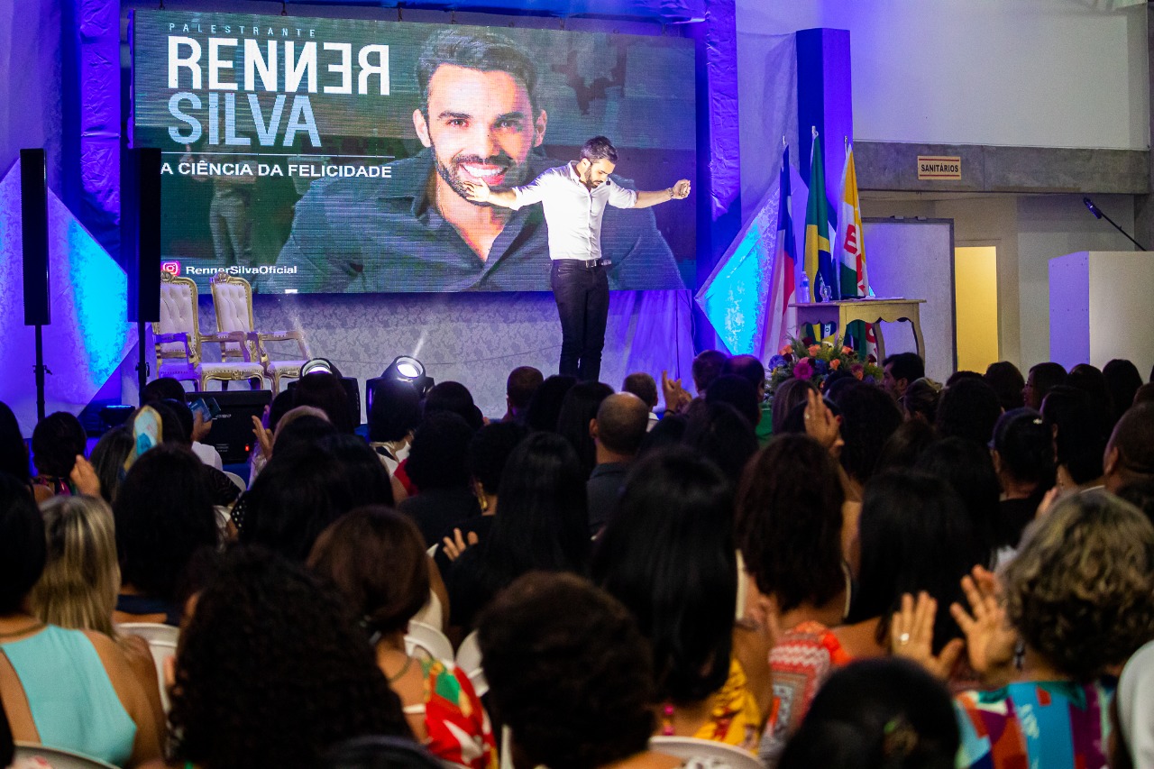 Palestra com o professor e agente motivacional Renner Silva surpreendeu os presentes com histórias humorísticas. (Foto: Divulgação/Ascom)