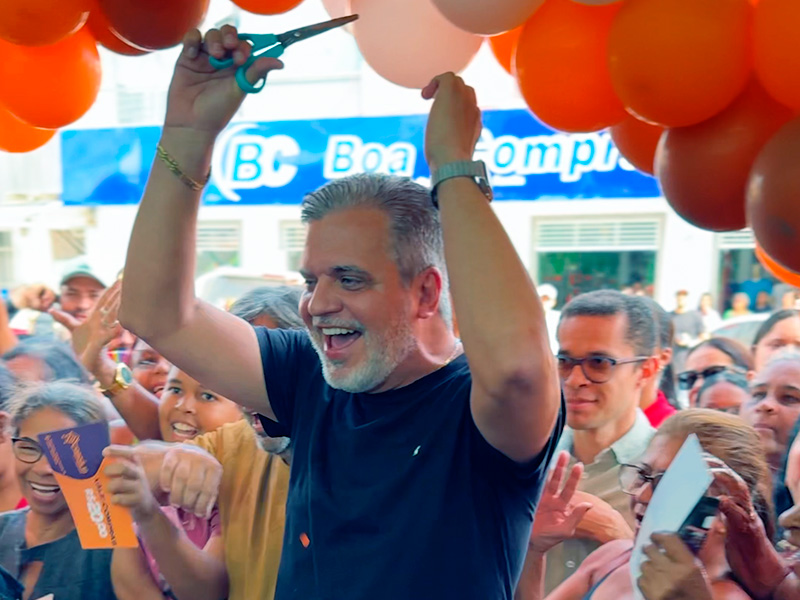 Empresrio, Junior Dap realiza o corte da fita na reinaugurao. (Foto: Uiles de Oliveira/BAHIA DIA A DIA)