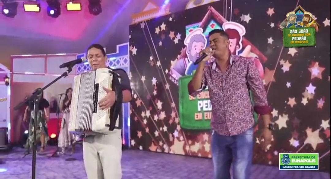 Os cantores pratas da casa também cantaram com Targino. (Foto: Divulgação)