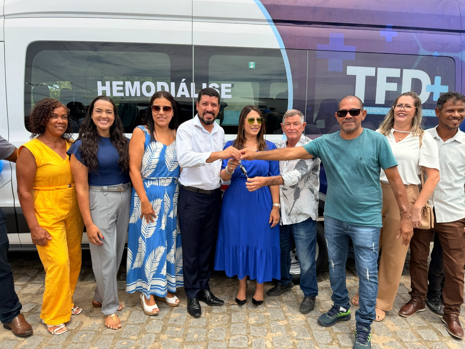 Prefeito Flauzino e deputada Cl�udia Oliveira entregam mais de R$ 1 milh�o em ve�culos e equipamentos de sa�de para Itabela