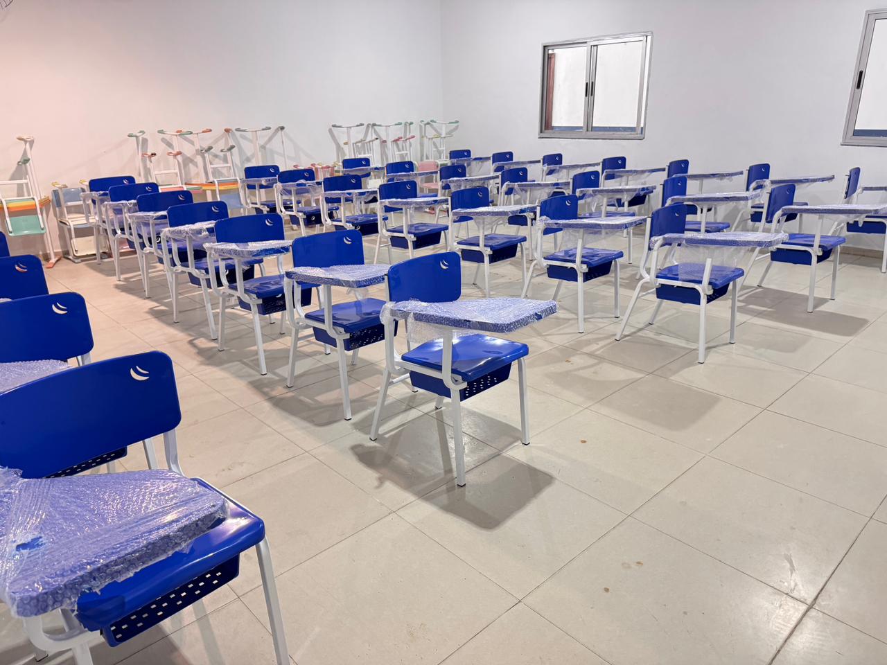 Prefeitura de Itabela entrega novas carteiras escolares e refor�a melhorias na rede municipal de ensino