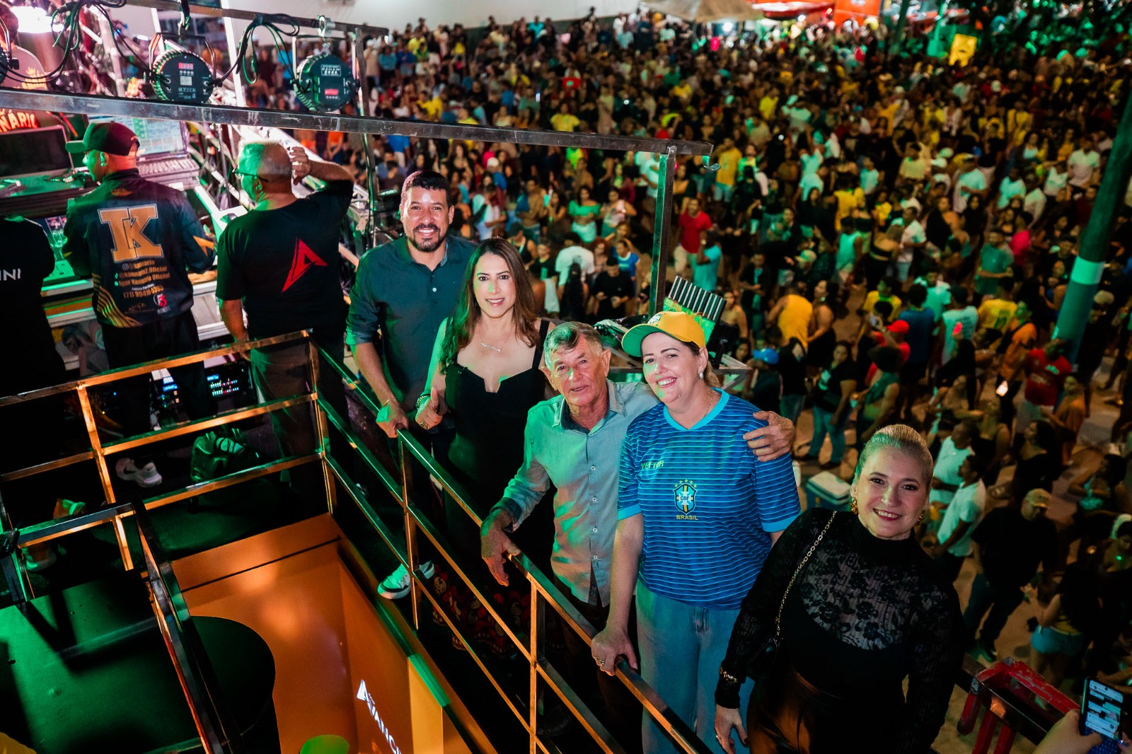Prefeito Flauzino, ao lado da deputada Cláudia Oliveira, prestigia shows que marcaram os 37 anos de Itabela Prefeito Flauzino, ao lado da deputada Cláudia Oliveira, prestigia shows que marcaram os 37 anos de Itabela