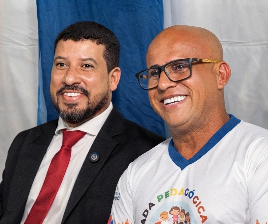 Secretário Municipal de Educação, ao lado do prefeito Ricardo Flauzino. Secretário Municipal de Educação, ao lado do prefeito Ricardo Flauzino.