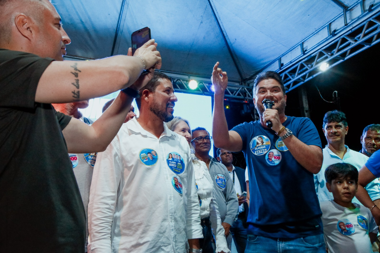 Flauzino e Francisqueto reúnem multidão em encontro político com Cláudia Oliveira e Diego Coronel em Itabela Flauzino e Francisqueto reúnem multidão em encontro político com Cláudia Oliveira e Diego Coronel em Itabela