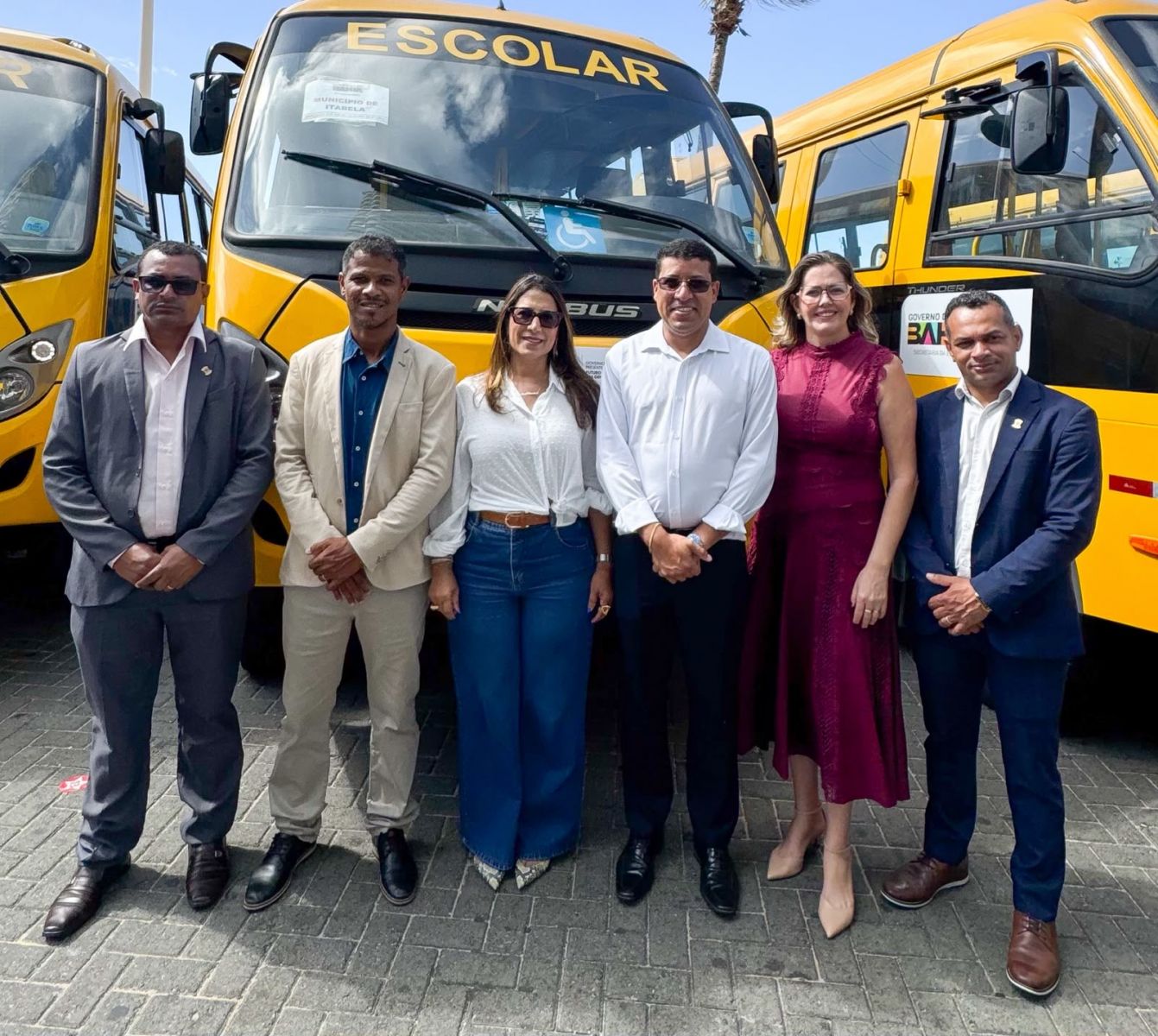 Prefeito Flauzino e deputada Cláudia Oliveira recebem novo ônibus escolar do governador Jerônimo para Itabela Prefeito Flauzino e deputada Cláudia Oliveira recebem novo ônibus escolar do governador Jerônimo para Itabela