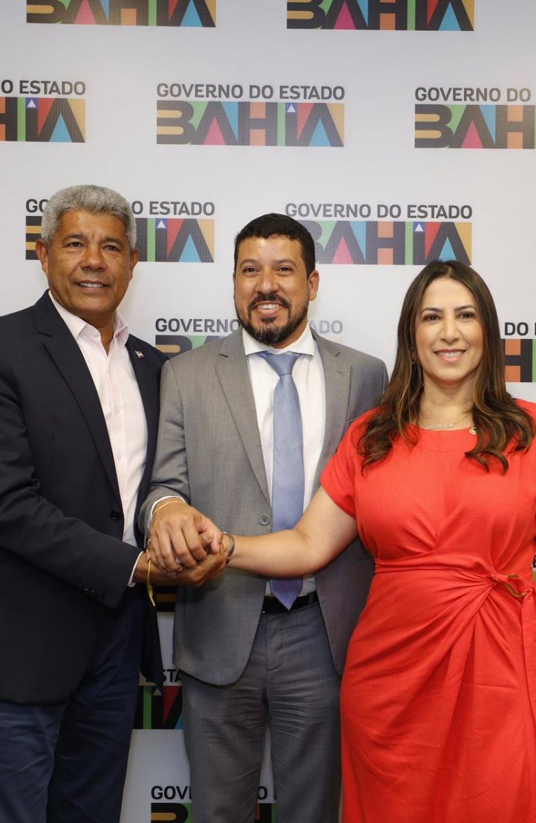 Deputada Cl�udia Oliveira entrega ambul�ncia, ve�culo para TFD e refor�a investimentos na sa�de de Itabela