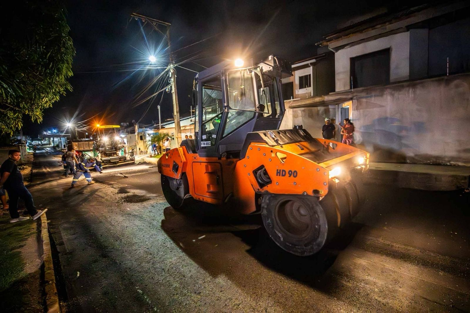 Obra da Prefeitura: moradores comemoram serviço de drenagem e asfalto na Rua Chade, em Eunápolis Obra da Prefeitura: moradores comemoram serviço de drenagem e asfalto na Rua Chade, em Eunápolis