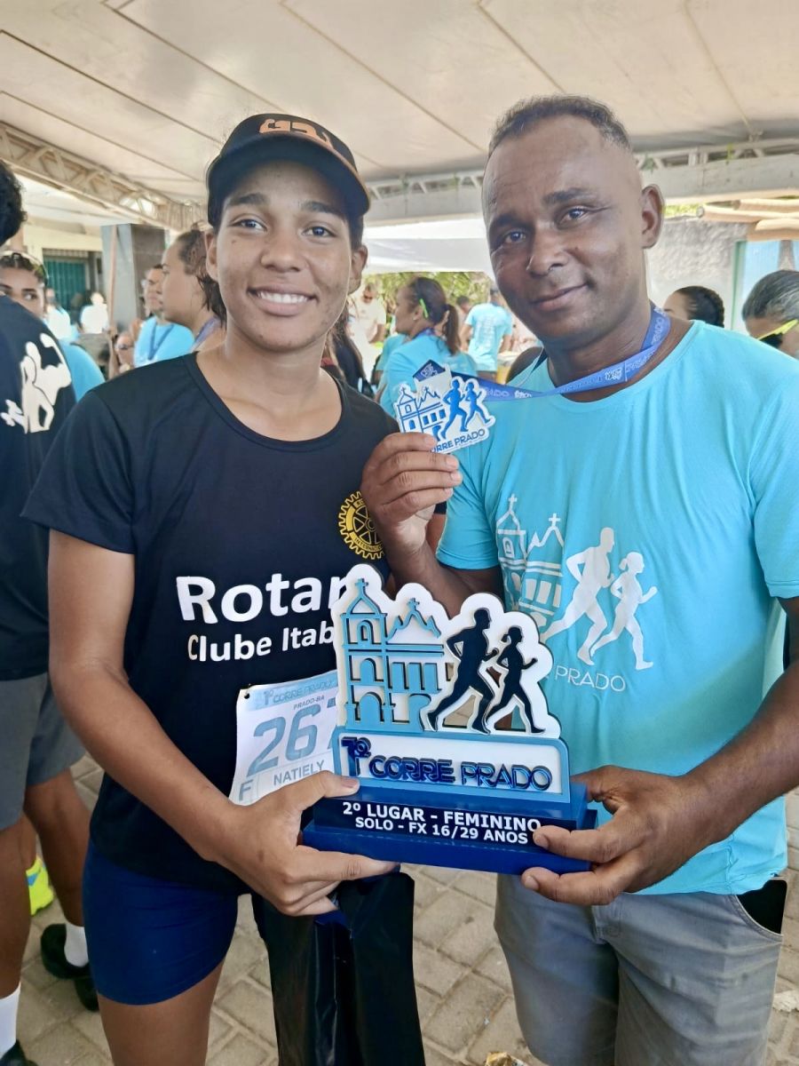 Natiely Brandão ao lado do pai, que acompanha e incentiva a atleta em todas as competições. Natiely Brandão ao lado do pai, que acompanha e incentiva a atleta em todas as competições.