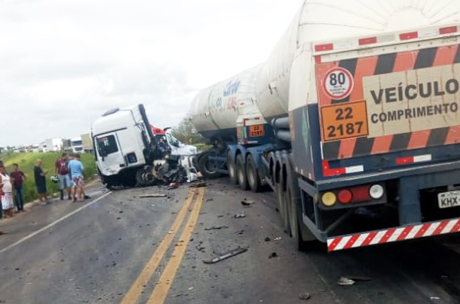 Com a colisão, a carreta rodou e bloqueou os dois sentidos da rodovia, liberada horas após. (Foto: Reprodução)