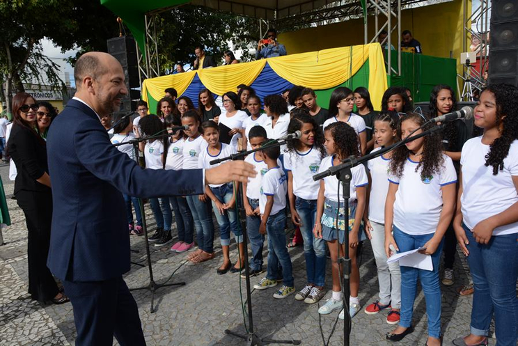 Prefeito Robério Oliveira, prestigia apresentação do coral municipal de vozes. (Foto: Divulgação)