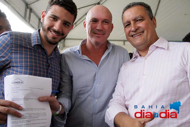 Prefeito Francisqueto e o presidente do PP jovem da Bahia, Neto Carletto, durante assinatura das solicita��es. (Foto: Alex Gon�alves/BAHIA DIA A DIA)