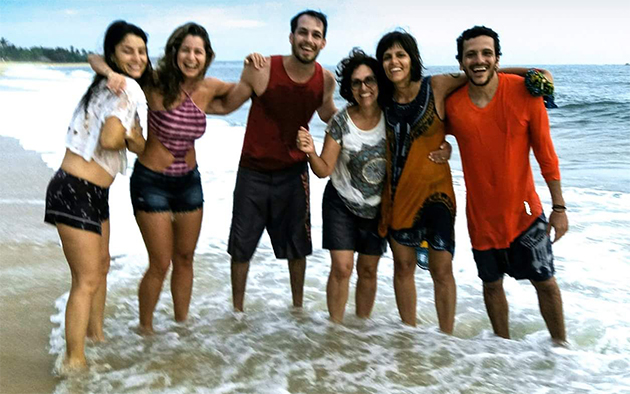 Turistas devolvem ao mar baleia encalhada em Caraíva. (Foto: Reprodução/Facebook)
