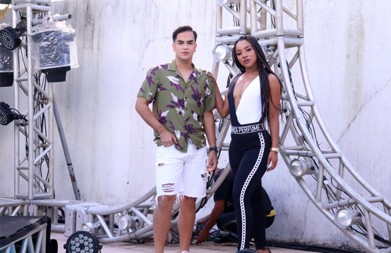 Live foi apresentada pelos influenciadores digitais Afonso Nascimento e Débora Brasil. (Foto: Divulgação)
